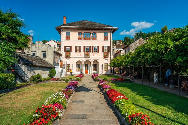 L'ancien palais au centre d'Orta San Giulio sur le lac d'Orta, nord du Piémont