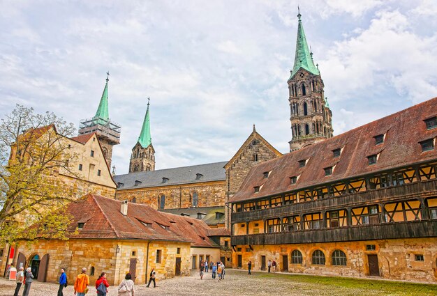 Ancien palais et cathédrale de Bamberg dans le centre-ville de Bamberg en Allemagne. La cathédrale est également appelée Bamberger Dom St Peter und St Georg.
