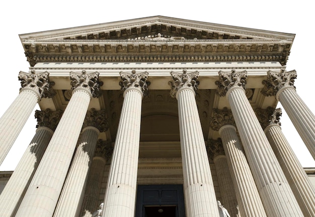 Ancien palais de justice isolé sur fond blanc