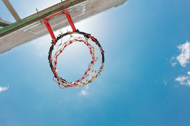 Ancien panier de basket dans le parc avec un ciel bleu