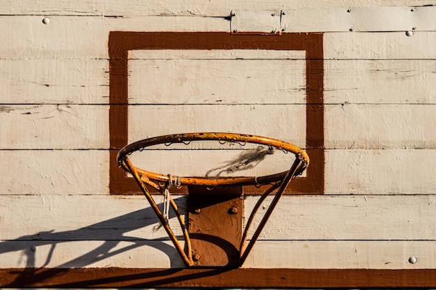 Ancien panier de basket avec une planche en bois Panier de basket en fer dans le stade de l'école Peut être utilisé comme papier peint ou carte postale