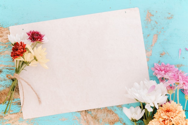 Ancien papier avec des fleurs sur fond de bois ancien