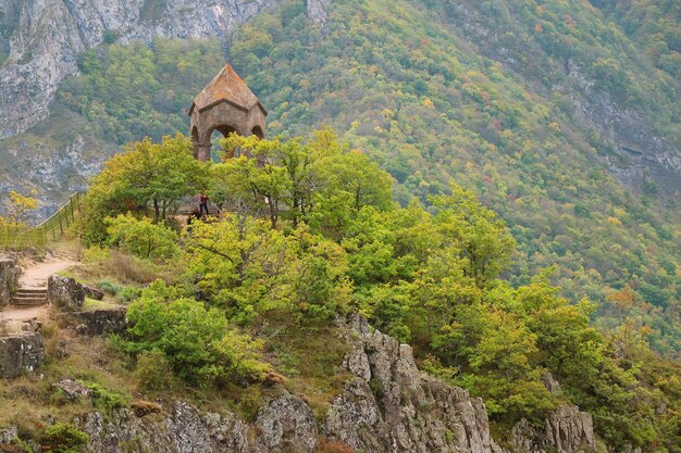 Ancien pavillon impressionnant sur le flanc de la montagne de Goris