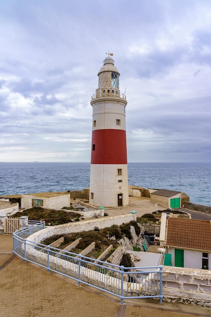 Ancien phare sur la côte de Gibraltar pour signaler et donner des informations aux bateaux