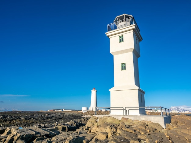 L'ancien phare inactif d'Arkranes au bout de la péninsule a été construit depuis 1918 sous le ciel bleu de l'Islande