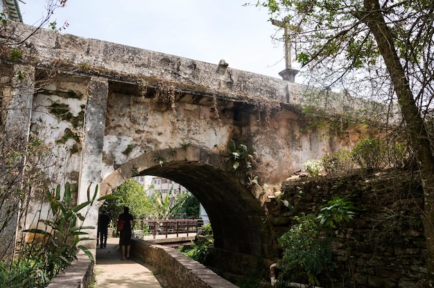 L'ancien pont appelé Ponte dos Contos à l'intérieur du parc Horto dos Contos dans l'Ouro Preto