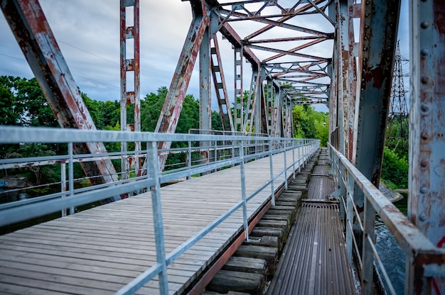 Photo ancien pont de chemin de fer transformé en pont piétonnier