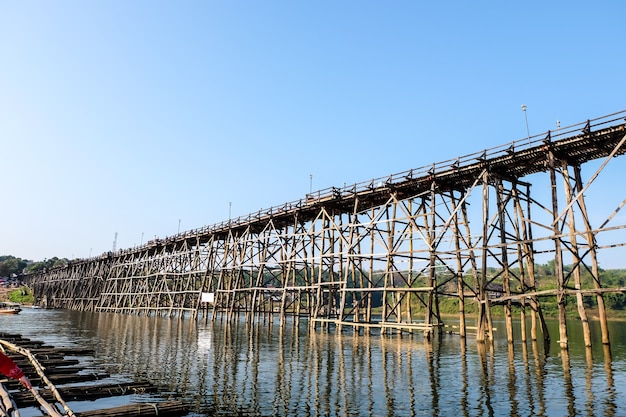 Ancien pont en forme de bois pour les gens de l&#39;autre côté de la rivière.