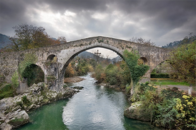 Ancien pont romain à Cangas de Onis, Asturies, Espagne.