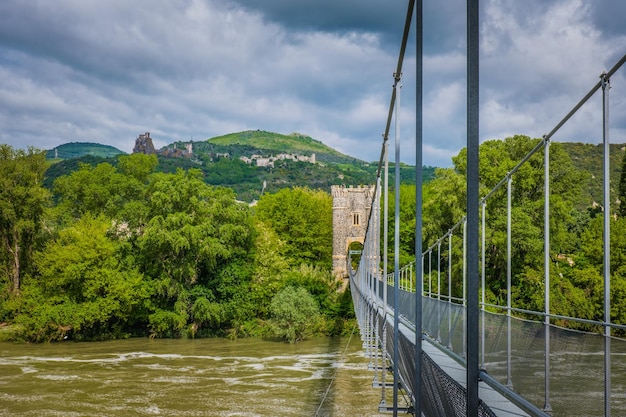 L'ancien pont suspendu sur le Rhône à Rochemaure, dans le sud de la France (Ardèche)