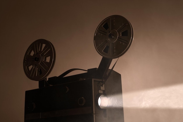 Ancien projecteur 8 mm vintage avec bobines de film et images de film Espace de copie Mise au point sélective