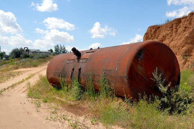 L'ancien réservoir de chemin de fer pour le transport d'huile minérale