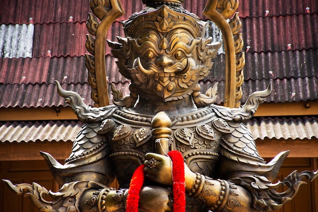 L'ancien roi Thao Wessuwan ou la statue géante antique de Vasavana Kuvera pour les voyageurs thaïlandais visitent le respect prient la bénédiction souhaitent le culte sacré du mystère à la ville de Suphanburi à Suphan Buri en Thaïlande