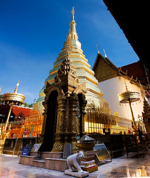 Ancien stupa ou chedi antique pour les voyageurs thaïlandais les voyageurs étrangers voyagent visiter et respecter la prière bénédiction saintes ruines anciennes bouddha au temple Wat Phra That Cho Hae le 28 octobre 2022 à Phrae Thaïlande