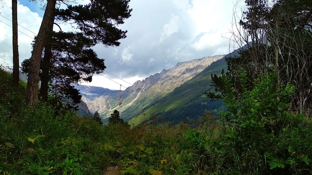 ancien téléphérique dans les montagnes