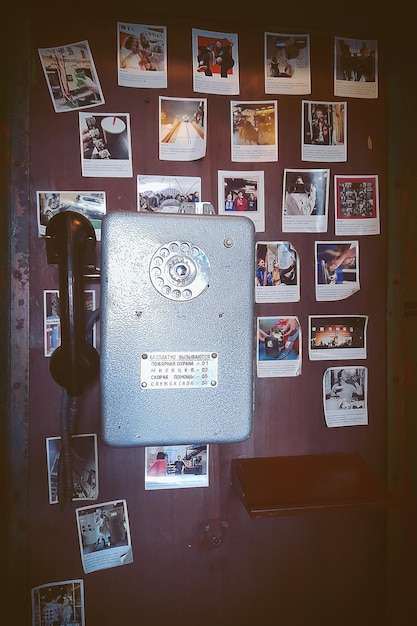 Ancien téléphone soviétique dans un stand avec photos collées Saint-Pétersbourg Russie juin 2022