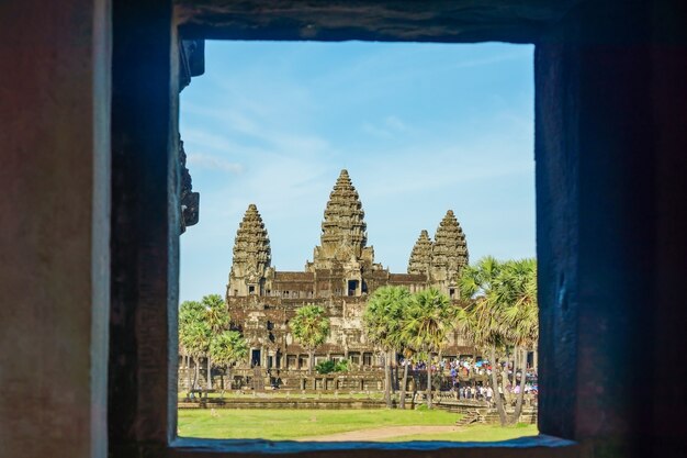 Ancien temple Angkor Wat de l&#39;autre côté du lac, Siem Reap, Cambodge