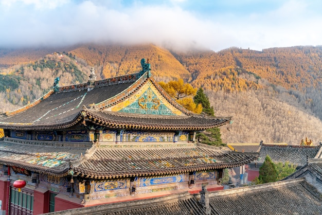 L'ancien temple bouddhiste ancien dans les montagnes chinoises