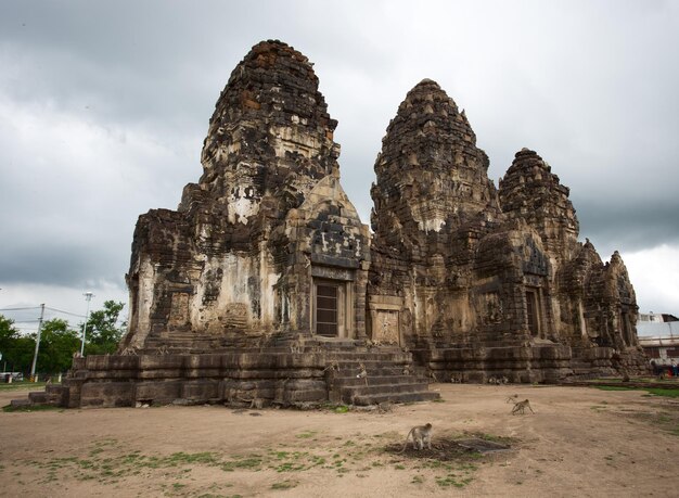 Un ancien temple contre le ciel