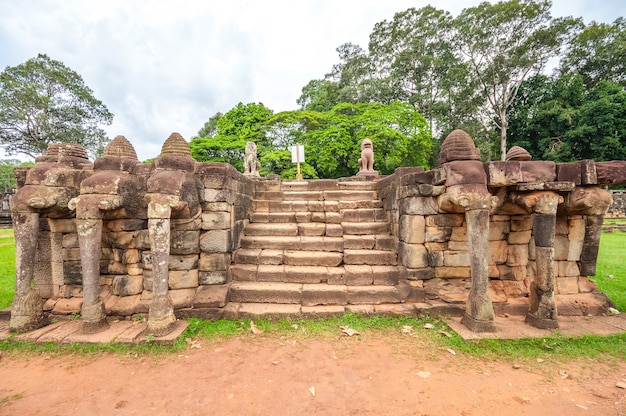 Photo ancien temple khmer bouddhiste à angkor wat, au cambodge.