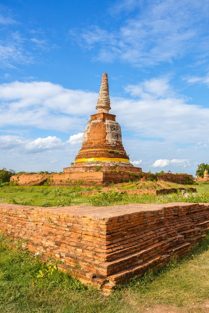 Ancien temple de la pagode Bouddha avec ciel nuageux à Ayuthaya en Thaïlande