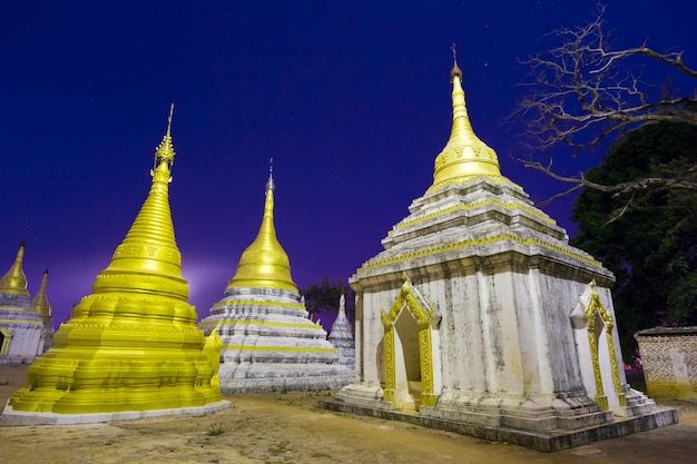 Ancien temple près de la grotte de Pindaya situé à côté de la ville de Pindaya État Shan Birmanie Myanmar Célèbre site de pèlerinage bouddhiste et attraction touristique tourné la nuit