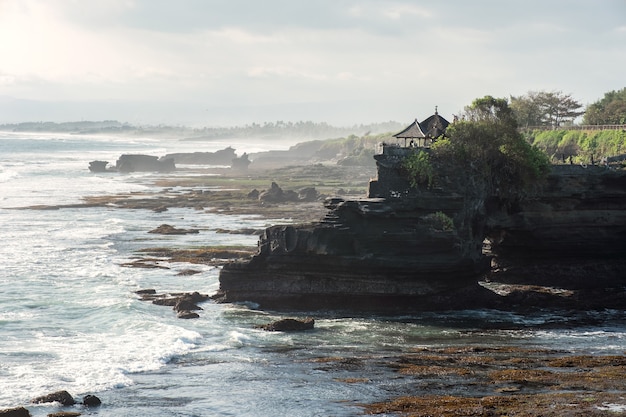 Ancien temple Pura Batu Bolong sur la montagne rocheuse au littoral. Bali, Indonésie