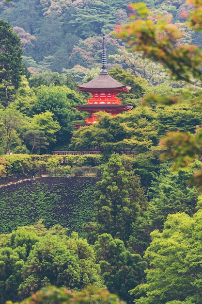 Ancien temple rouge au Japon