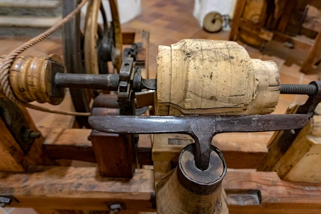 Ancien tour à bois médiéval