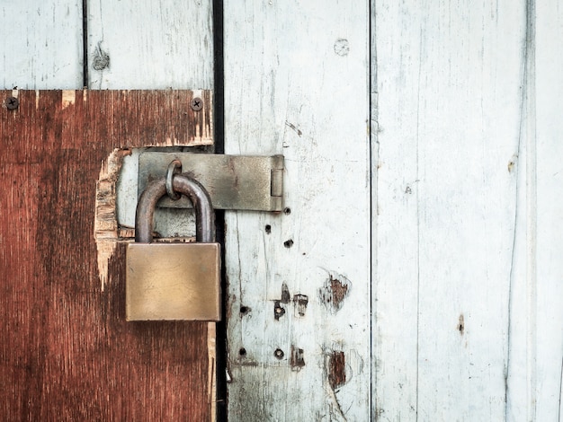 Ancien verrou sur une porte en bois