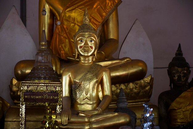Ancien vieux bouddha dans les ruines antiques ubosot du temple de Wat Nang Kui pour les voyageurs thaïlandais visite et respect prière bénédiction souhait mythe saint mystique le 21 janvier 2024 à Ayutthaya en Thaïlande