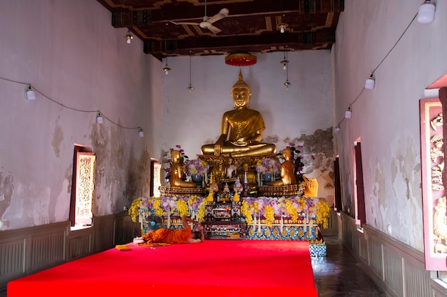 Ancien vieux Bouddha en ruine antique ubosot du temple Wat Yai Chom Prasat à Samut Sakhon Thaïlande