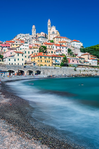 L'ancien village de Cervo sur une colline face à la mer, sur la Riviera italienne