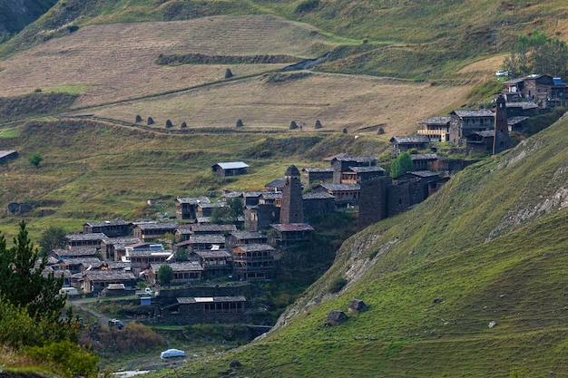 Ancien village géorgien - Dartlo, Touchétie, région de Kakheti. Maisons et tours en pierre de style national