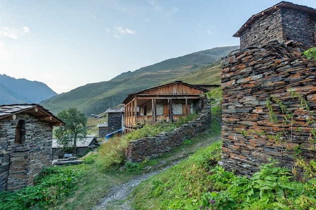 Ancien village géorgien - Dartlo, Touchétie, région de Kakheti. Maisons et tours en pierre de style national