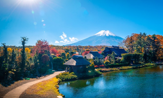 L&#39;ancien village d&#39;Oshino Hakkai avec le mont. Fuji en automne au Japon.