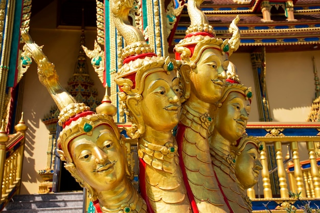 Ancien visage de l'homme sur le naga de la créature animale Himmapan de la forêt légendaire d'Himavanta sur l'escalier de la salle d'ordination d'ubosot pour les thaïlandais visite de voyage au temple Wat Toom ou Tum à Ayutthaya en Thaïlande