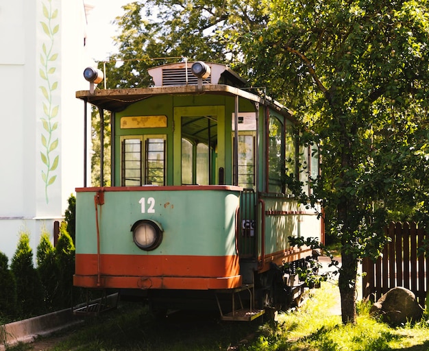 Ancien wagon de tramway dans la ville cinématographique de Cinevilla