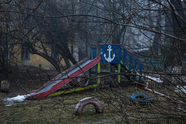 Ancienne aire de jeux dans la cour