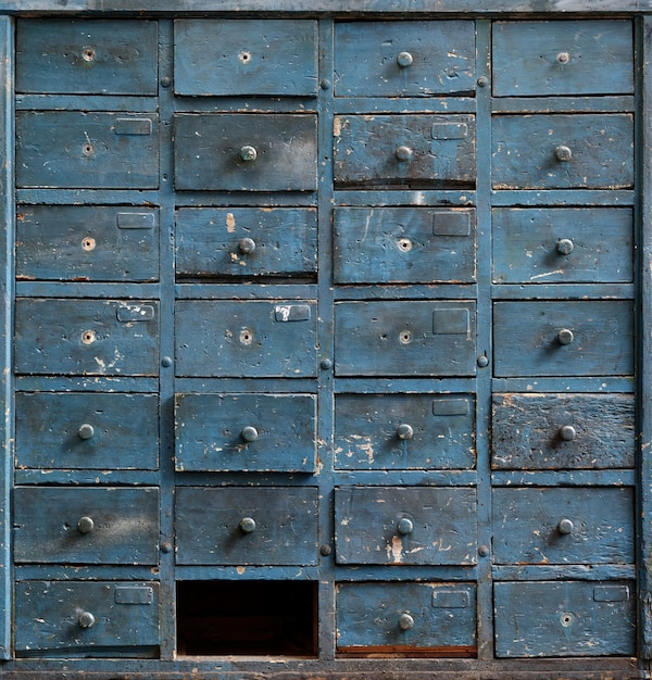 Ancienne armoire en bois bleu à tiroirs