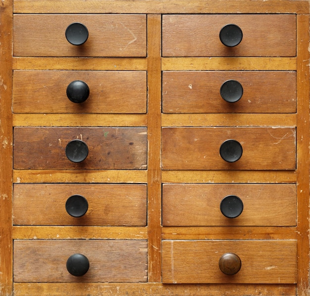 Ancienne armoire en bois à tiroirs