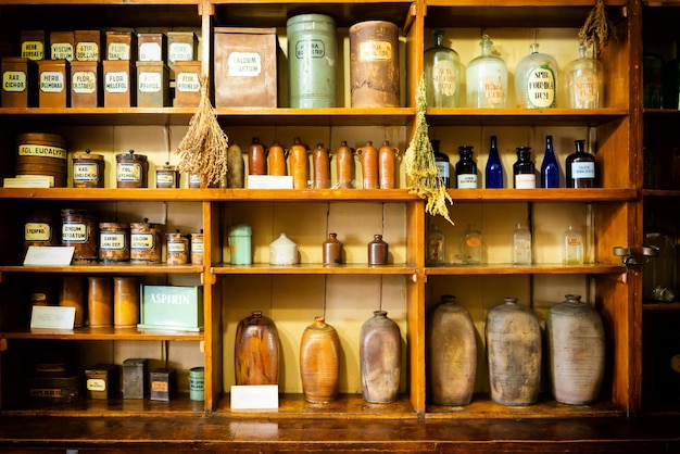 Ancienne armoire à pharmacie