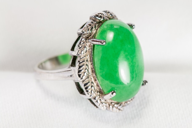 Ancienne bague en argent avec jade.