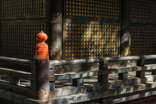 Ancienne balustrade en bois et une partie de l'édifice du temple décoré au sanctuaire Toshogu Nikko Japon