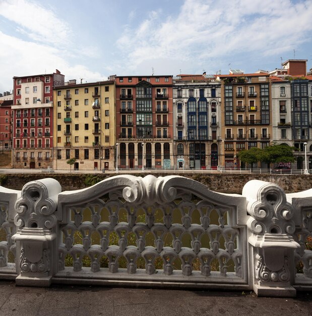 Ancienne balustrade sur la rivière Nervion Bilbao