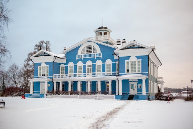 Une ancienne belle maison de maître avec une véranda en bois, construite au 19ème siècle. Une grande maison ancienne