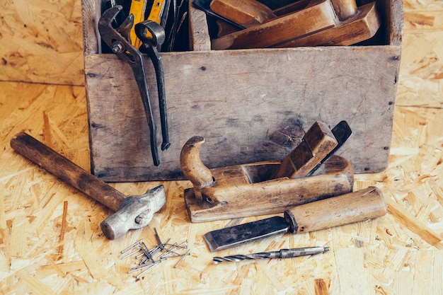 Ancienne boîte à outils en bois pleine d'outils. Vieux outils de menuiserie. Nature morte.