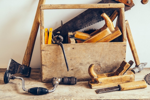 Ancienne Boîte à Outils En Bois Pleine D'outils. Vieux Outils De Menuiserie. Nature Morte.