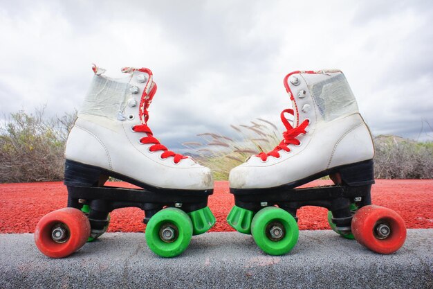 Ancienne botte de skate blanche vintage sur le sterret d'asphalte