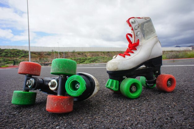 Ancienne botte de skate blanche vintage sur le sterret d'asphalte